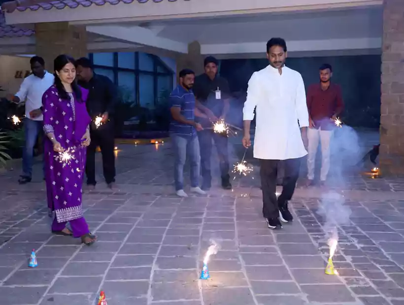 వైఎస్ జగన్‌మోహన్‌రెడ్డి నివాసంలో దీపావళి వేడుకలు