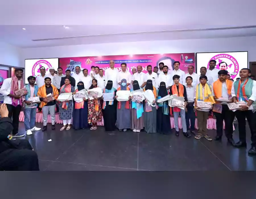 మైనార్టీ గురుకులాల్లో చదివిన ఎంబీబీఎస్ విద్యార్థులను సన్మానించిన కేటీఆర్, హరీశ్రావు