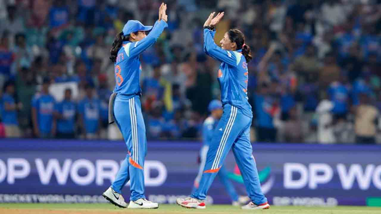 మంధాన సూపర్ క్యాచ్.. నాలుగో వికెట్ కోల్పోయిన న్యూజిలాండ్‌