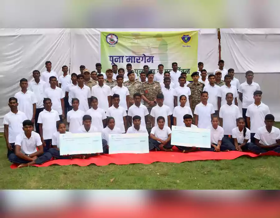 మావోయిస్టులకు మరో ఎదురుదెబ్బ- 51 మంది నక్సలైట్లు సరెండర్