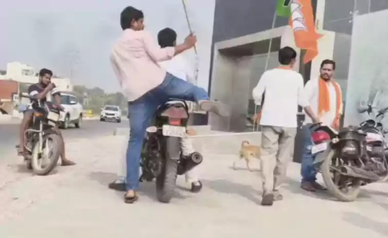 నల్గొండలో ఉద్రిక్తత.. కార్ల షోరూమ్‌పై బీజేపీ కార్యకర్తల దాడి