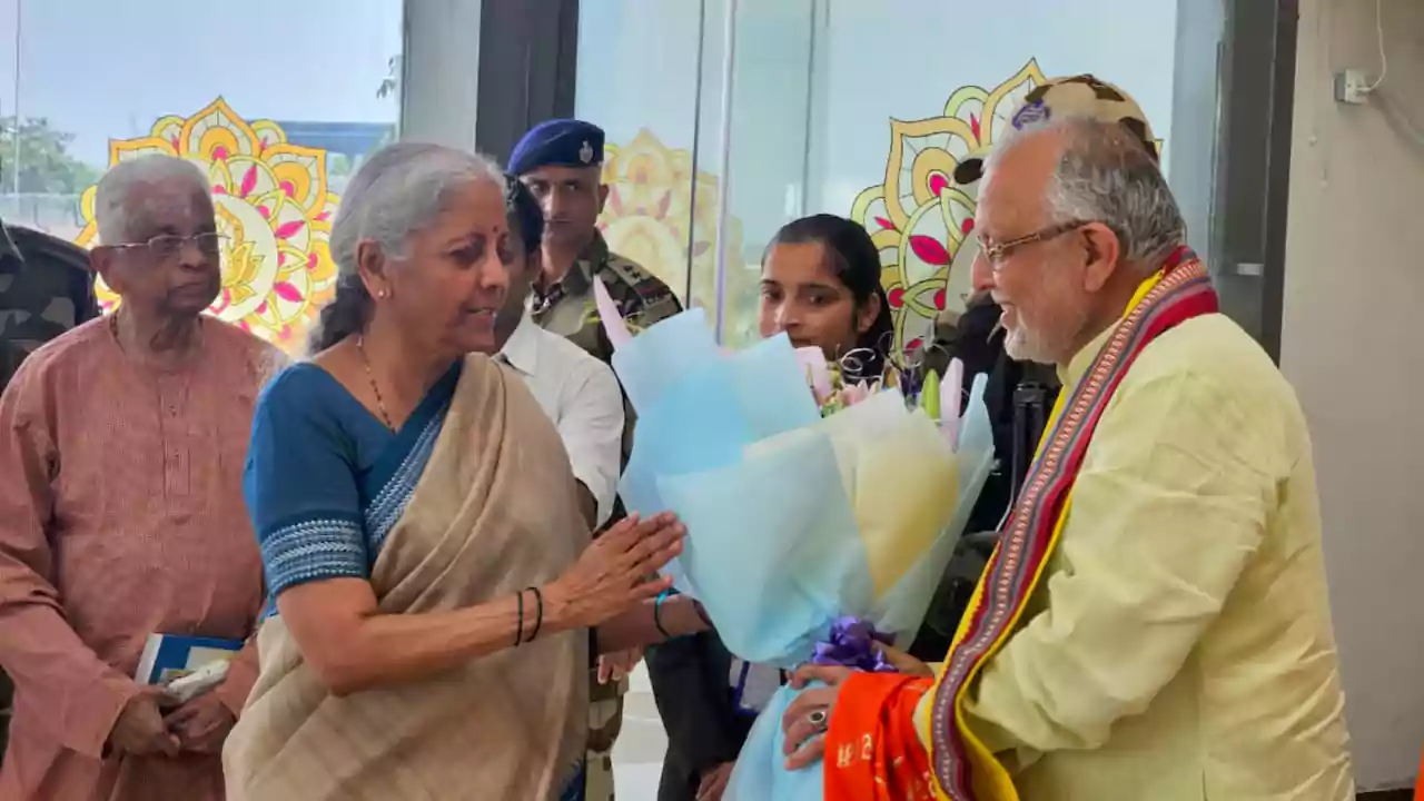 రామజన్మభూమిలో దక్షిణాది లెజెండ్స్ విగ్రహాలు..