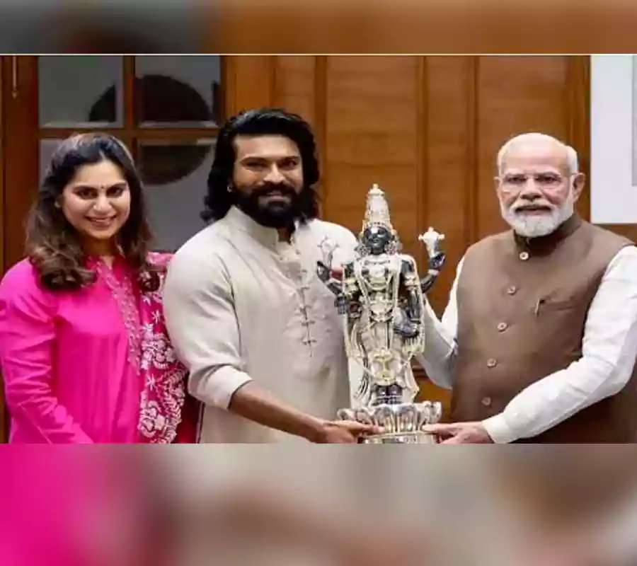 ప్రధాని నరేంద్ర మోడీని కలిసిన రామ్ చరణ్ దంపతులు