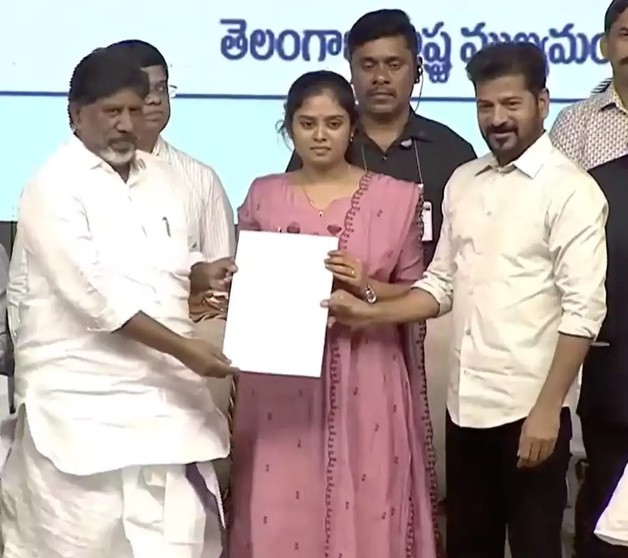 గ్రూప్-2 ఉద్యోగ నియామక పత్రాలు అందజేసిన సీఎం