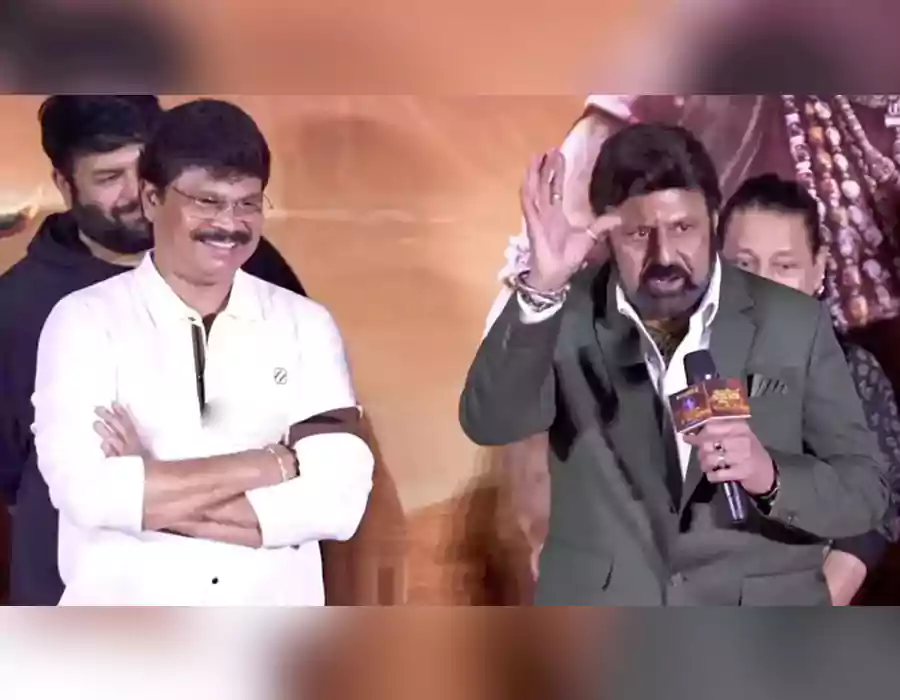 ఖండ 2 ఈవెంట్లో డైరెక్టర్ల మీద నందమూరి బాలకృష్ణ కామెంట్స్