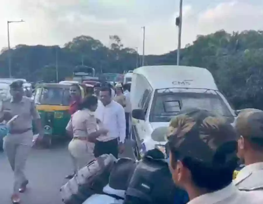 ప్రభుత్వ అధికారులుగా పేర్కొని.. క్యాష్‌ వ్యాన్‌ నుంచి రూ.7 కోట్లు లూటీ