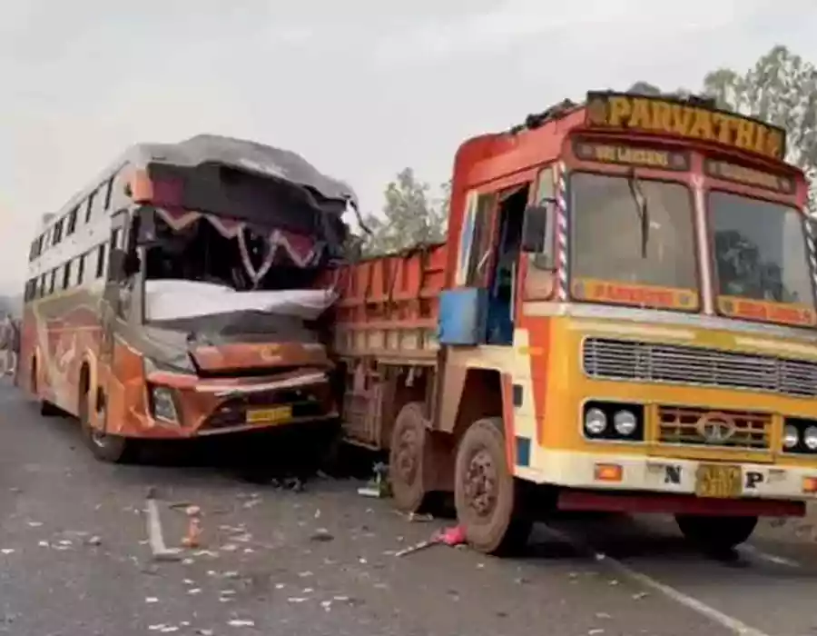 లారీని వెనుక నుంచి ఢీకొట్టిన ప్రైవేటు బస్సు.. ఇద్దరు మృతి