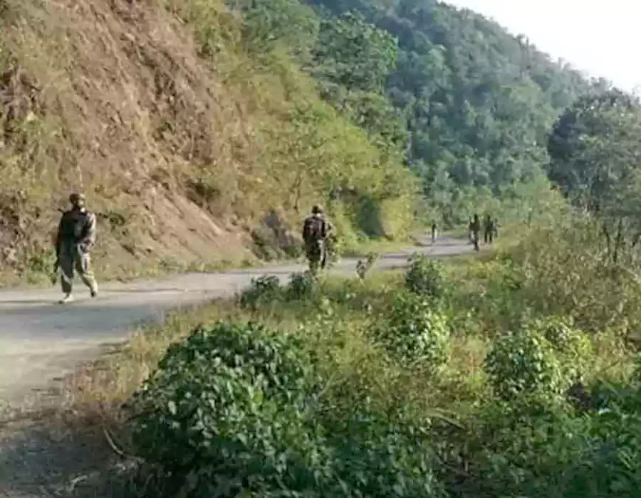 గ్రామంలో దాగిన టెర్రరిస్టులు.. ఎన్‌కౌంటర్‌లో నలుగురు హతం..!