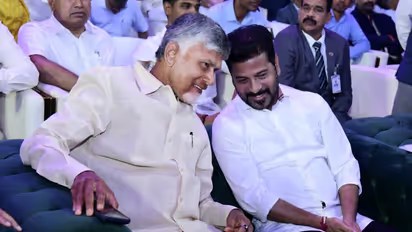 ఒకే వేదికపై తెలుగు రాష్ట్రాల సీఎంలు..