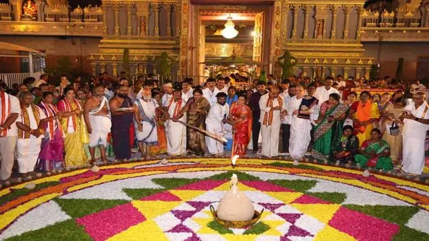 ఇంద్రకీలాద్రిపై వైభవంగా కార్తీక పౌర్ణమి వేడుకలు