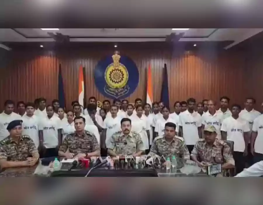 లొంగిపోయిన 37 మంది మావోయిస్టులు