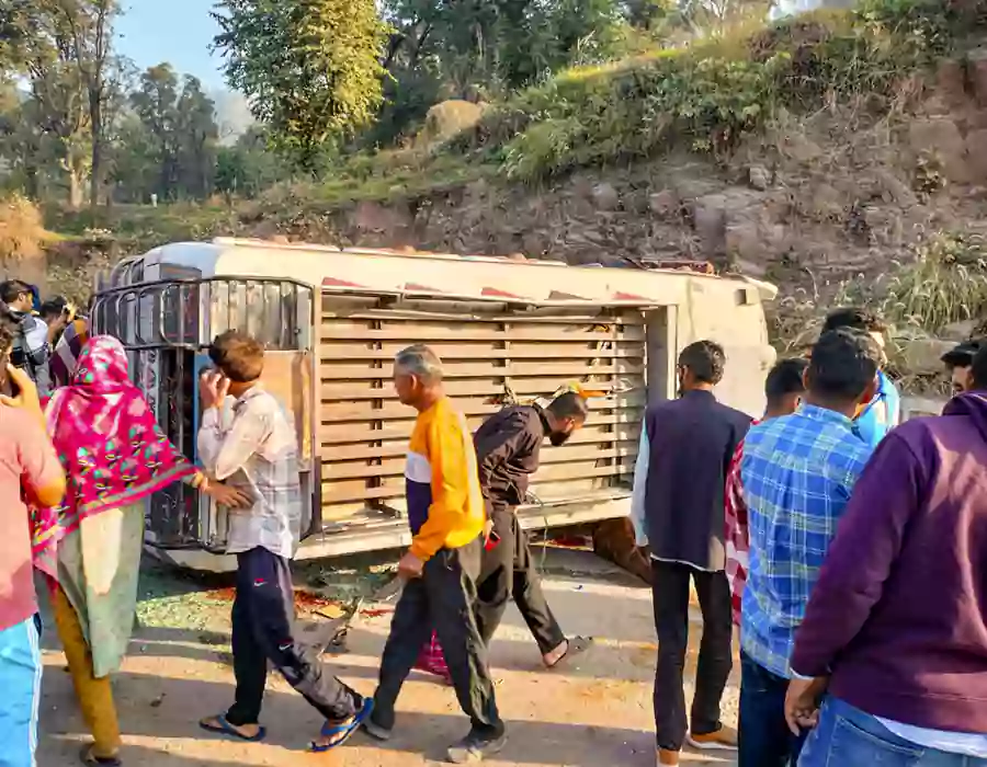 మినీ బస్సు బోల్తా.. 26 మంది విద్యార్థులకు గాయాలు