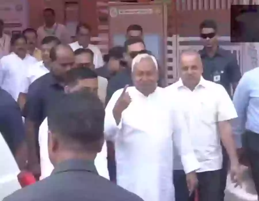 ఓటు హక్కు వినియోగించుకున్న బీహార్‌ సీఎం నితీశ్‌ కుమార్.