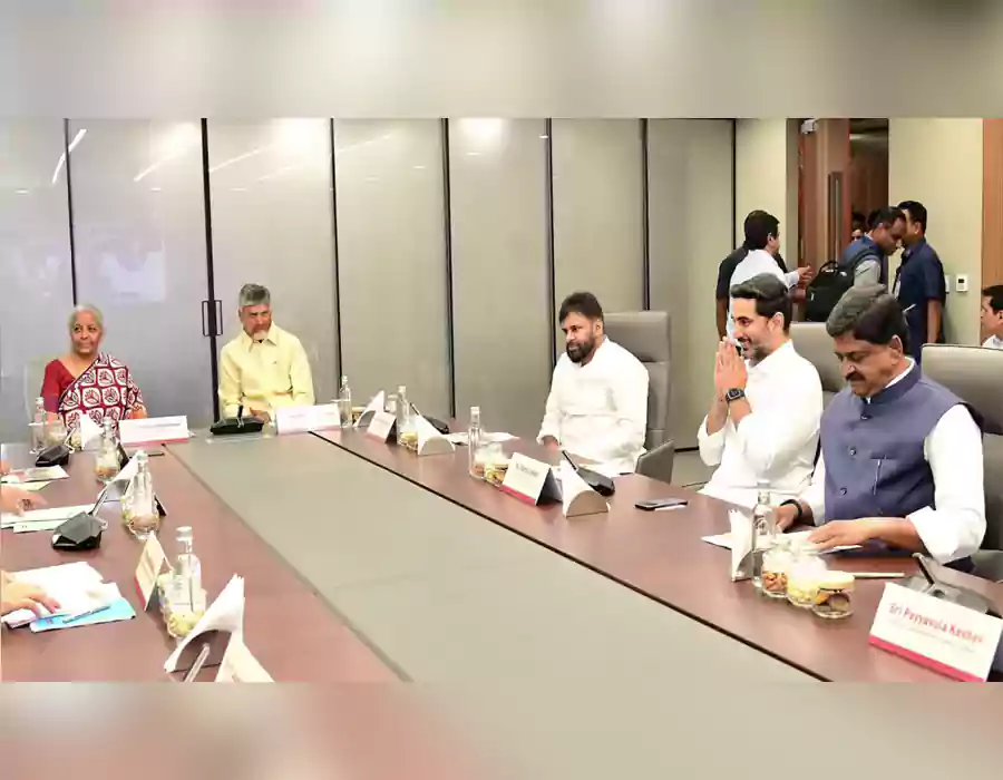 అమరావతిలో అభివృద్ధి పనులు – సీఎం చంద్రబాబు ప్రజెంటేషన్