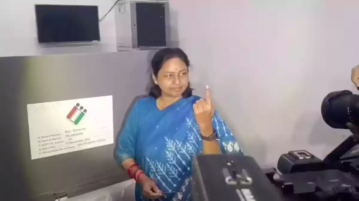 కుమారుడు, కుమార్తెలతో కలిసి వెళ్లి ఓటు వేసిన బీఆర్ఎస్ అభ్యర్థి మాగంటి సునీత