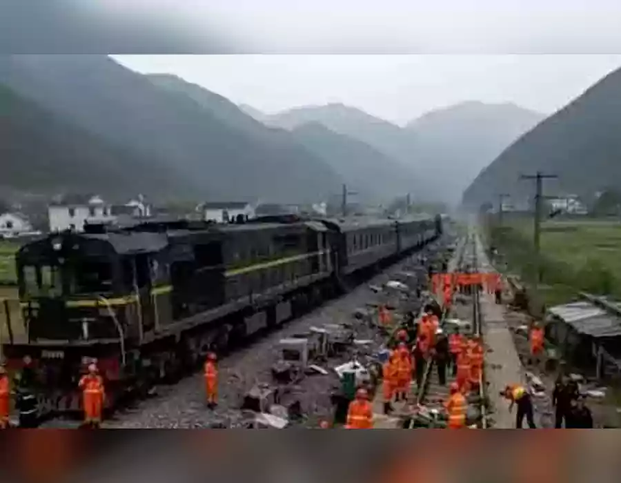 రైల్వే కార్మికులపైకి దూసుకెళ్లిన రైలు.. 11 మంది మృతి