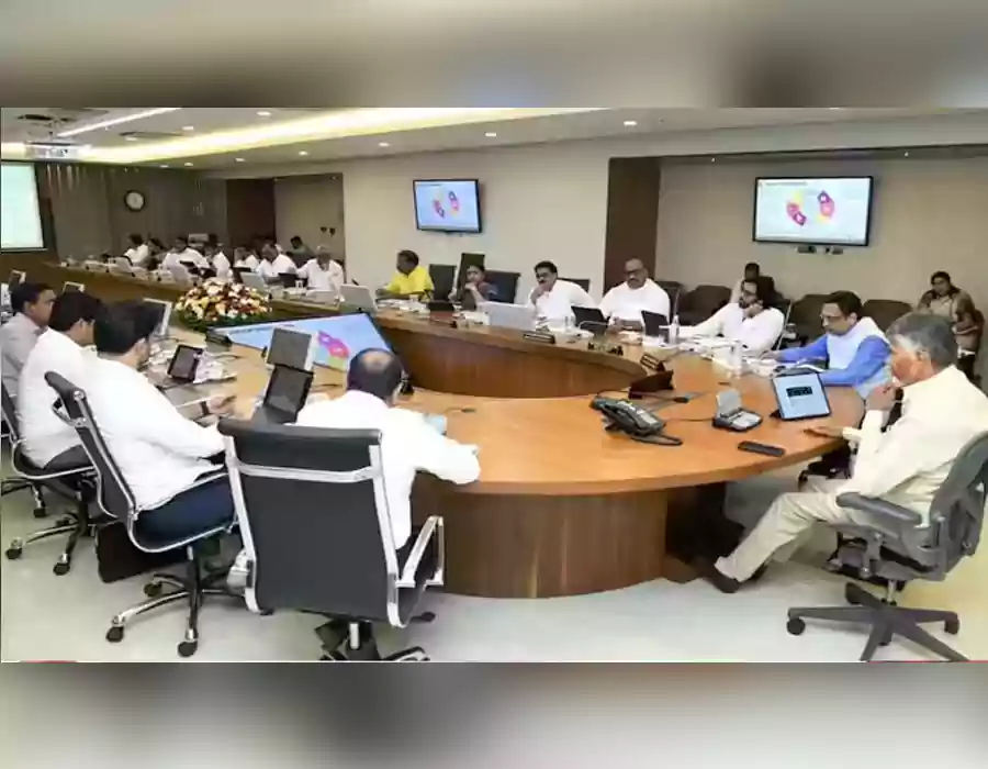 కేబినెట్‌ మీటింగ్‌లో తప్పుడు ప్రజంటేషన్.. ఆ ప్రభుత్వ ఉద్యోగిపై వేటు