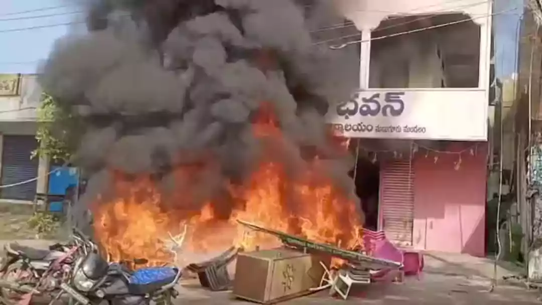 మణుగూరులో బీఆర్ఎస్ ఆఫీసుపై కాంగ్రెస్ కార్యకర్తల దాడి