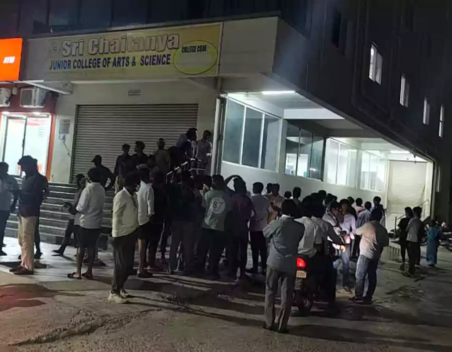 భోజనం బాగోలేదని ఖమ్మం శ్రీ చైతన్య విద్యార్థుల ఆందోళన