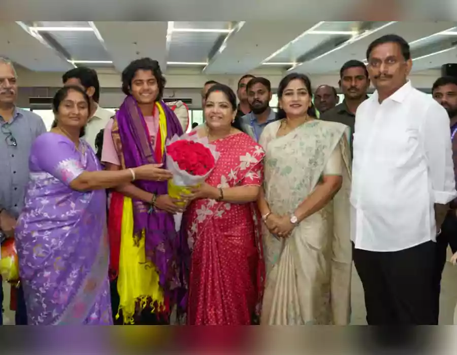 శ్రీచరణి- వరల్డ్‌కప్ విజేతకు ఏపీలోకి గ్రాండ్ వెల్కమ్‌