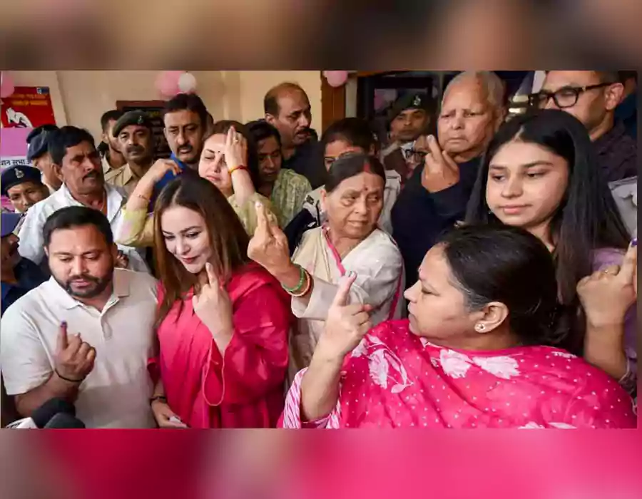 కుటుంబంతో కలిసి ఓటేసిన లాలూ యాదవ్‌..