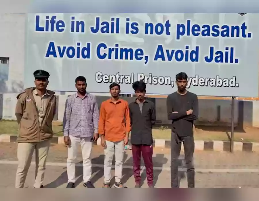 ఏ చట్టంలో ఉంది సార్..! రాత్రి పూట రోడ్డుపై తిరిగితే కేసు పెడతారా.?