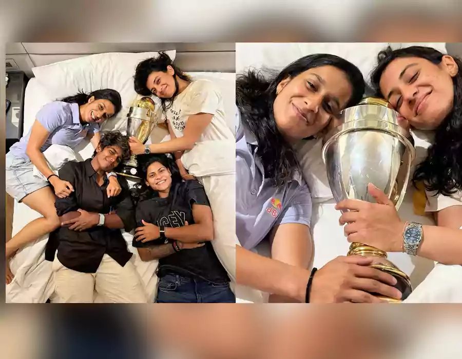 కలల ట్రోఫీతో బెడ్‌పై ఫోజులిచ్చిన టీమిండియా ప్లేయర్లు..