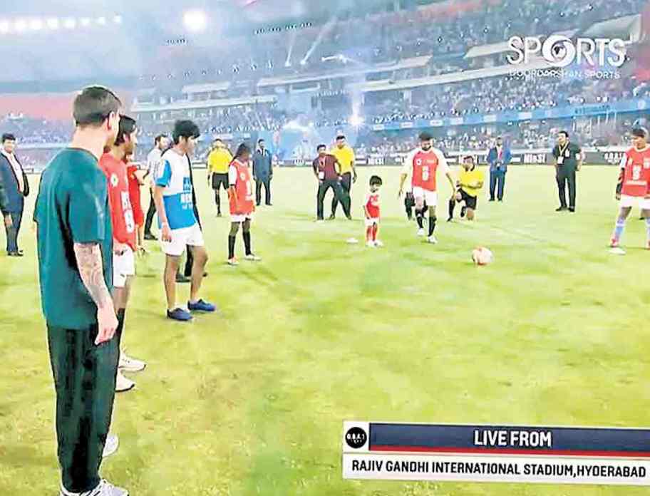 రేవంత్‌తో సోషల్‌ మీడియా ‘ఫుట్‌బాల్‌’.. మెస్సీ టూర్‌లో ప్రవర్తనపై విమర్శలు