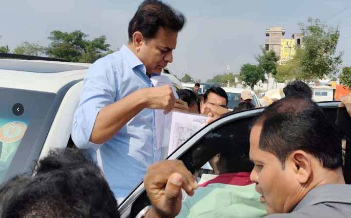 ఎంజీయూ సమస్యలపై కేటీఆర్‌కు విద్యార్థుల‌ వినతి