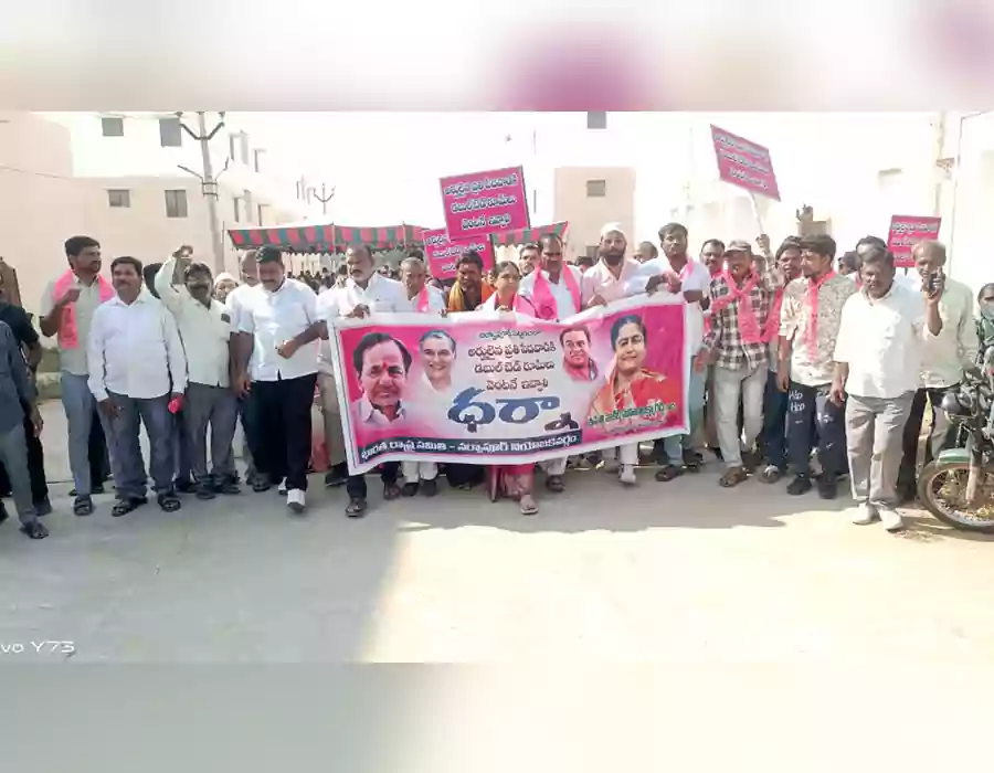 ఫుట్‌బాల్‌ ఆడేందుకు డబ్బులుంటయి.. కానీ పేదల ఇండ్లకు ఉండవా..?