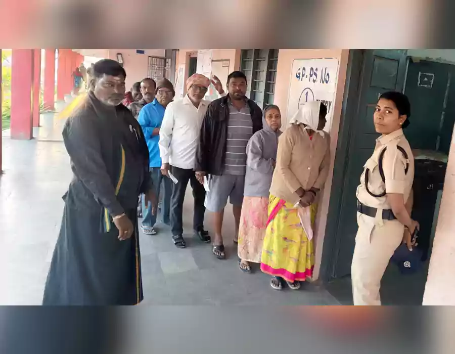 మొదలైన తొలి విడుత పంచాయతీ ఎన్నికలు.. క్యూలైన్లలో బారులు తీరిన ఓటర్లు..