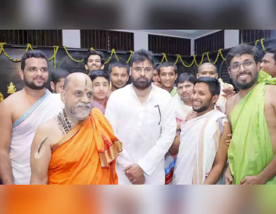 ‘అభినవ కృష్ణదేవరాయ’గా పవన్‌ కల్యాణ్‌.. బిరుదును ప్రదానం చేసిన ఉడిపి పీఠాధిపతి..!