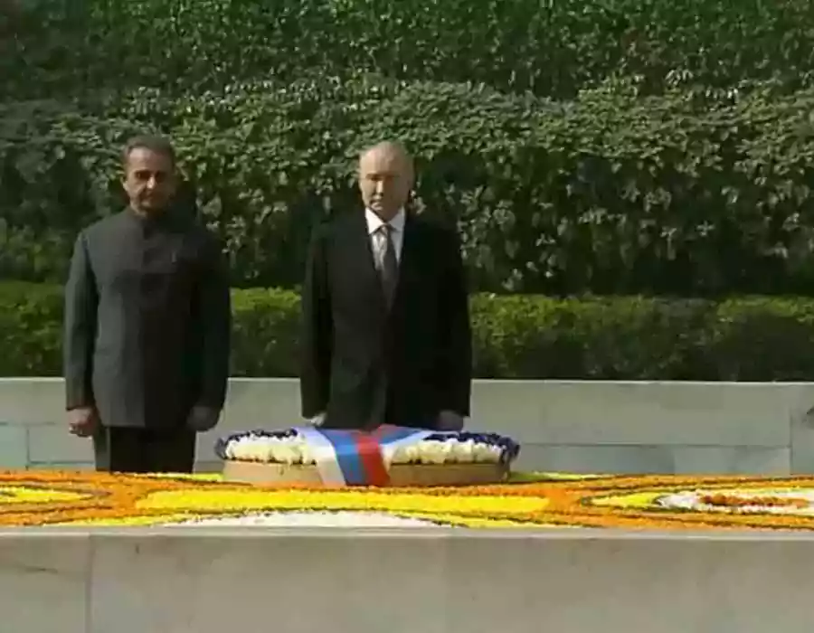రాజ్‌ఘాట్‌ను సందర్శించిన పుతిన్‌.. గాంధీజీ సమాధి వద్ద నివాళి