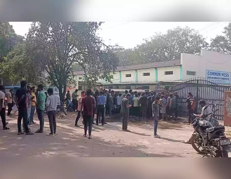 కేయూ విద్యార్థులకు ఉప్మాలో పురుగులు.. ఆందోళనకు దిగిన విద్యార్థులు
