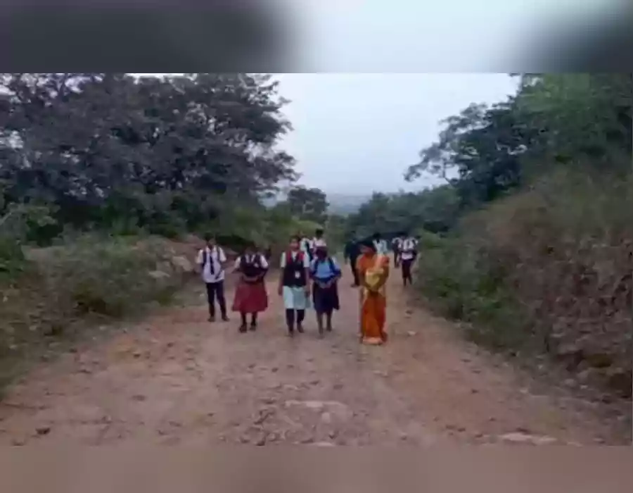 రోడ్డు బాగోలేక వాహనాలు బంద్‌.. అటవీ మార్గంలో నడిచి స్కూల్‌కు