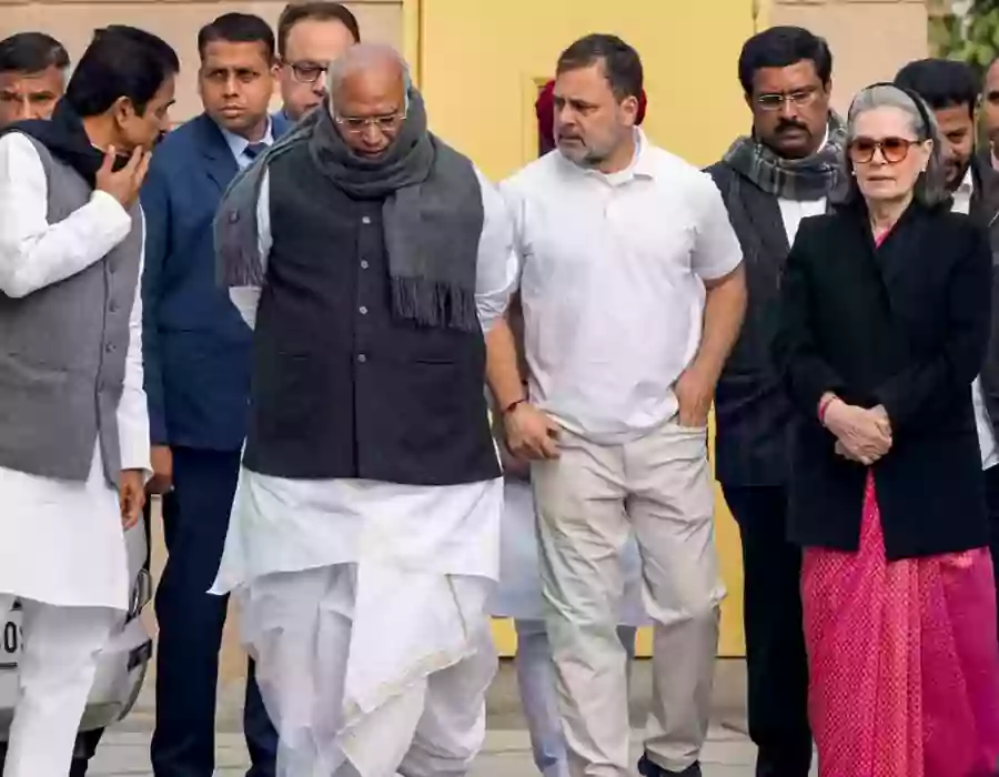 ‘ప్రజాస్వామ్య హక్కులను పరిమితం చేయడానికి తీసుకొచ్చిందే ఎస్ఐఆర్’- CWC మీటింగ్ లో ఖర్గే