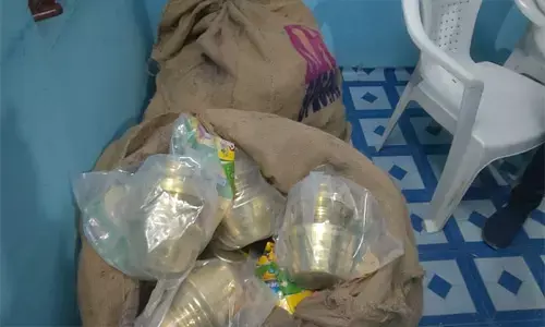 ఓటర్లకు బిందెలు పంచుతూ అడ్డంగా దొరికిన సర్పంచ్ అభ్యర్థి