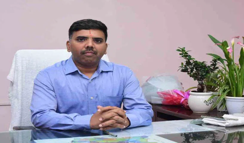 ఆరుగురు ఐఏఎస్‌లు బదిలీ.. నల్గొండ కలెక్టర్‌గా బడుగు చంద్రశేఖర్..!