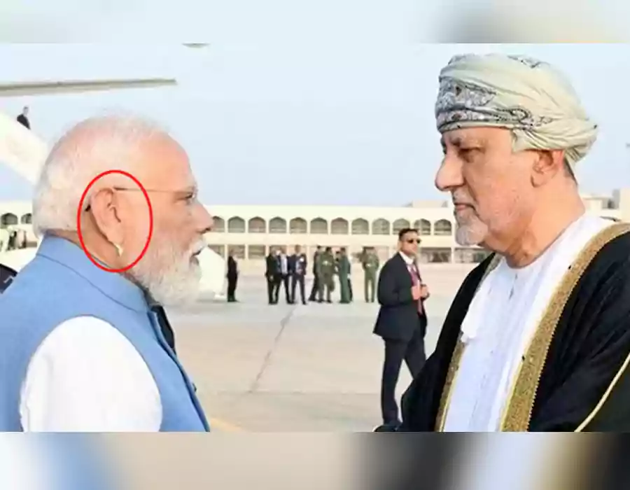 ప్రధాని మోదీ చెవికి పోగు.. ఒమన్ పర్యటన వీడియో వైరల్..