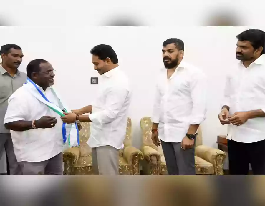 నిన్న జగన్ సమక్షంలో వైసీపీలో చేరిక.. ఇవాళ టీడీపీలోనే ఉన్నానంటూ వీడియో