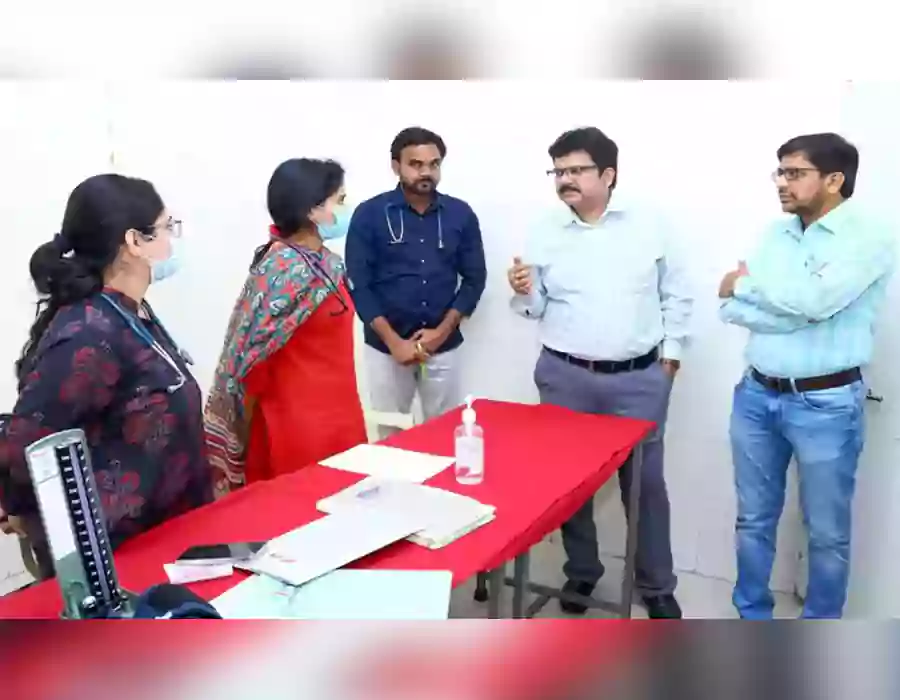 యాదాద్రి భువనగిరి జిల్లా ఆస్ప‌త్రి సిబ్బంది 82 మందికి షోకాజు నోటీసులు