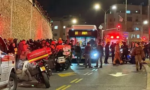 ఆందోళనకారులపైకి దూసుకెళ్లిన బస్సు: 10 మంది మృతి… వీడియో వైరల్