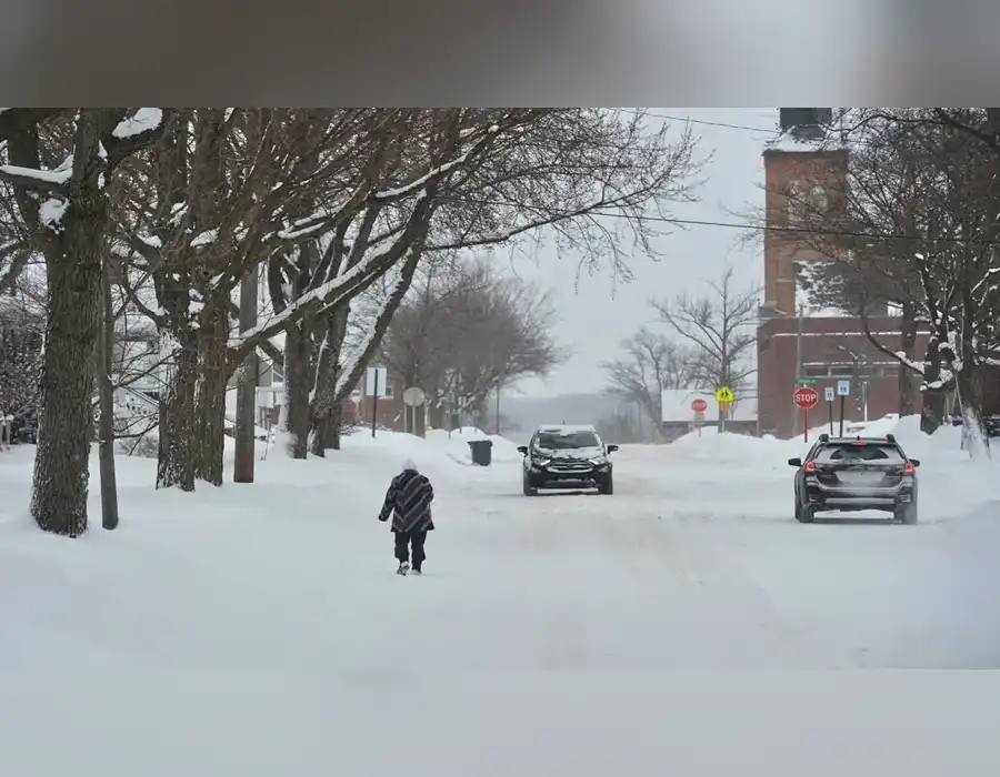 అమెరికాను వణికిస్తున్న మంచు తుపాను- 25 మంది మృతి- చీకట్లో ప్రజలు