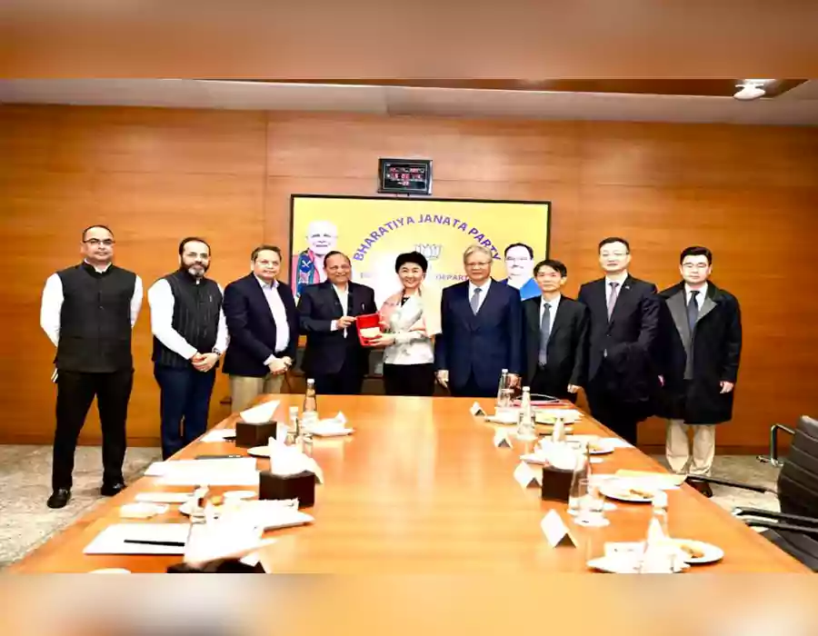 గ్రామాలను ఆక్రమిస్తుంటే ఇక్కడ ఆలింగనం చేసుకుంటున్నారు’- బీజేపీపై కాంగ్రెస్​ ఫైర్​