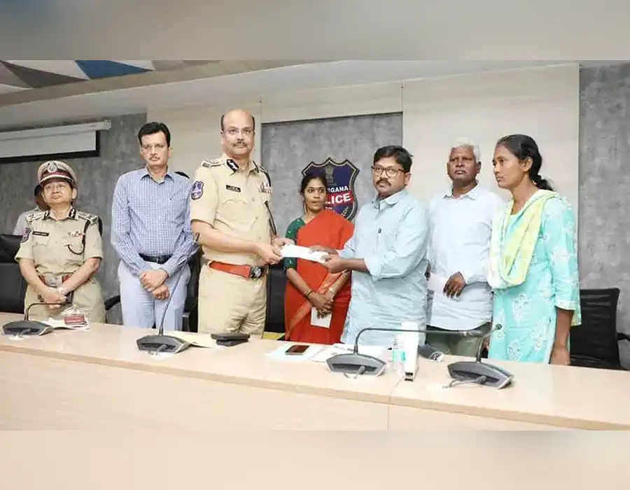 లొంగిపోయిన మావోయిస్టులకు రివార్డులు.. పునరావాసం కల్పిస్తున్న తెలంగాణ పోలీస్‌ శాఖ..!