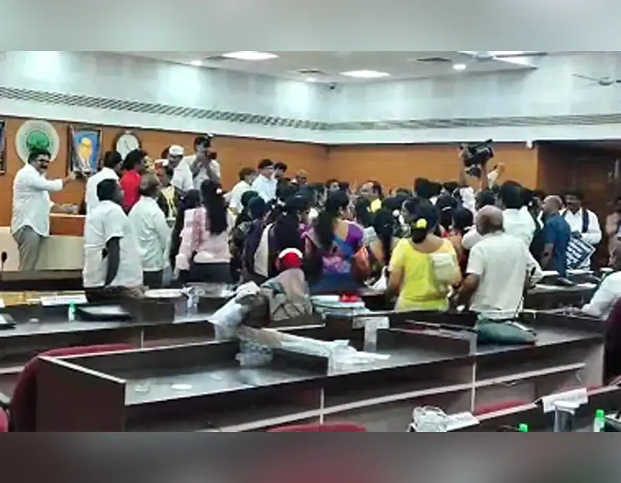 జీవీఎంసీ కౌన్సిల్ తీవ్ర ఉద్రిక్తత.. వైఎస్సార్సీపీ కార్పొరేటర్లను తోసేసిన మేయర్