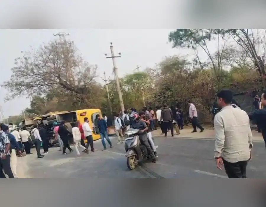 హైదరాబాద్‌ శివారులో స్కూల్‌ బస్సు బోల్తా.. పలువురు విద్యార్థులకు గాయాలు