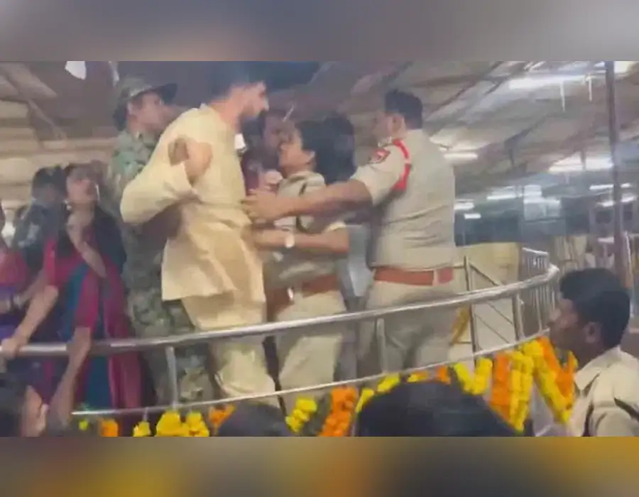 మేడారంలో ఎమ్మెల్యే పాడి కౌశిక్ రెడ్డికి అవమానం.. మొక్కులు చెల్లించకుండా ఈడ్చుకెళ్లిన పోలీసులు..!