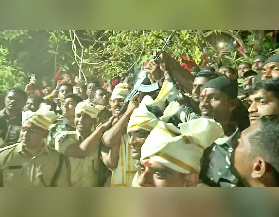 వనం వీడి జనంలోకి సమ్మక్క – గౌరవసూచకంగా గాల్లోకి ఎస్పీ కాల్పులు