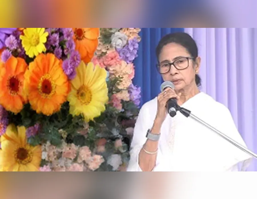 బీజేపీ.. దేశ చరిత్రను తమకు అనుకూలంగా మార్చుకుంటుంది: సీఎం మమత